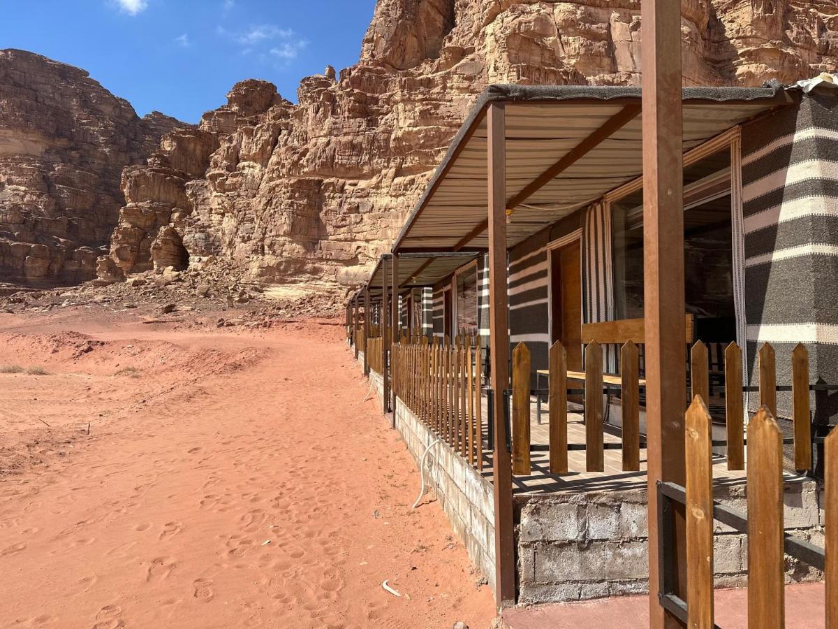 Bed and Breakfast Titanic Camp Wadi Rum Esterno foto