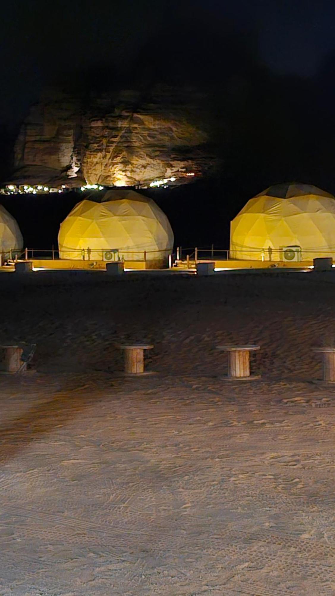 Bed and Breakfast Titanic Camp Wadi Rum Esterno foto