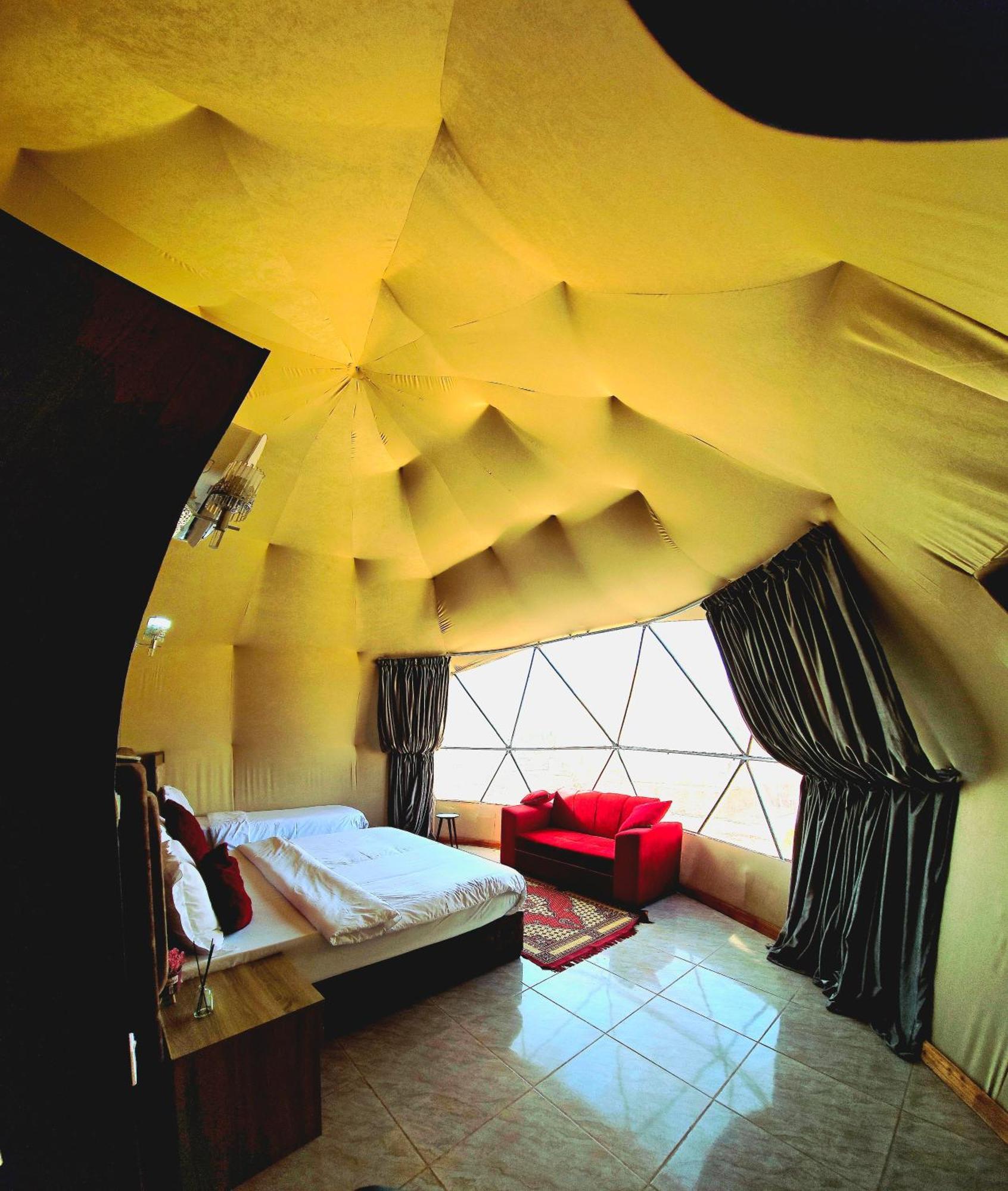 Bed and Breakfast Titanic Camp Wadi Rum Esterno foto