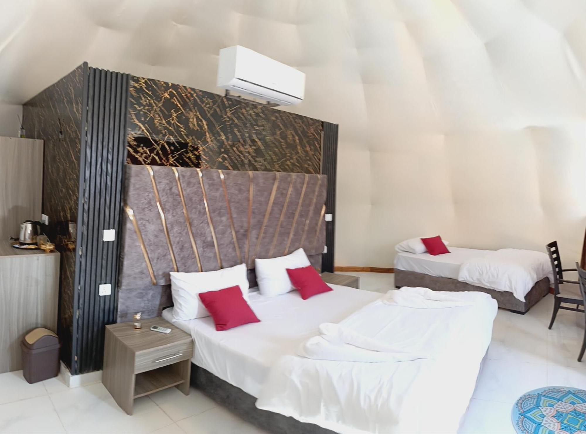 Bed and Breakfast Titanic Camp Wadi Rum Esterno foto