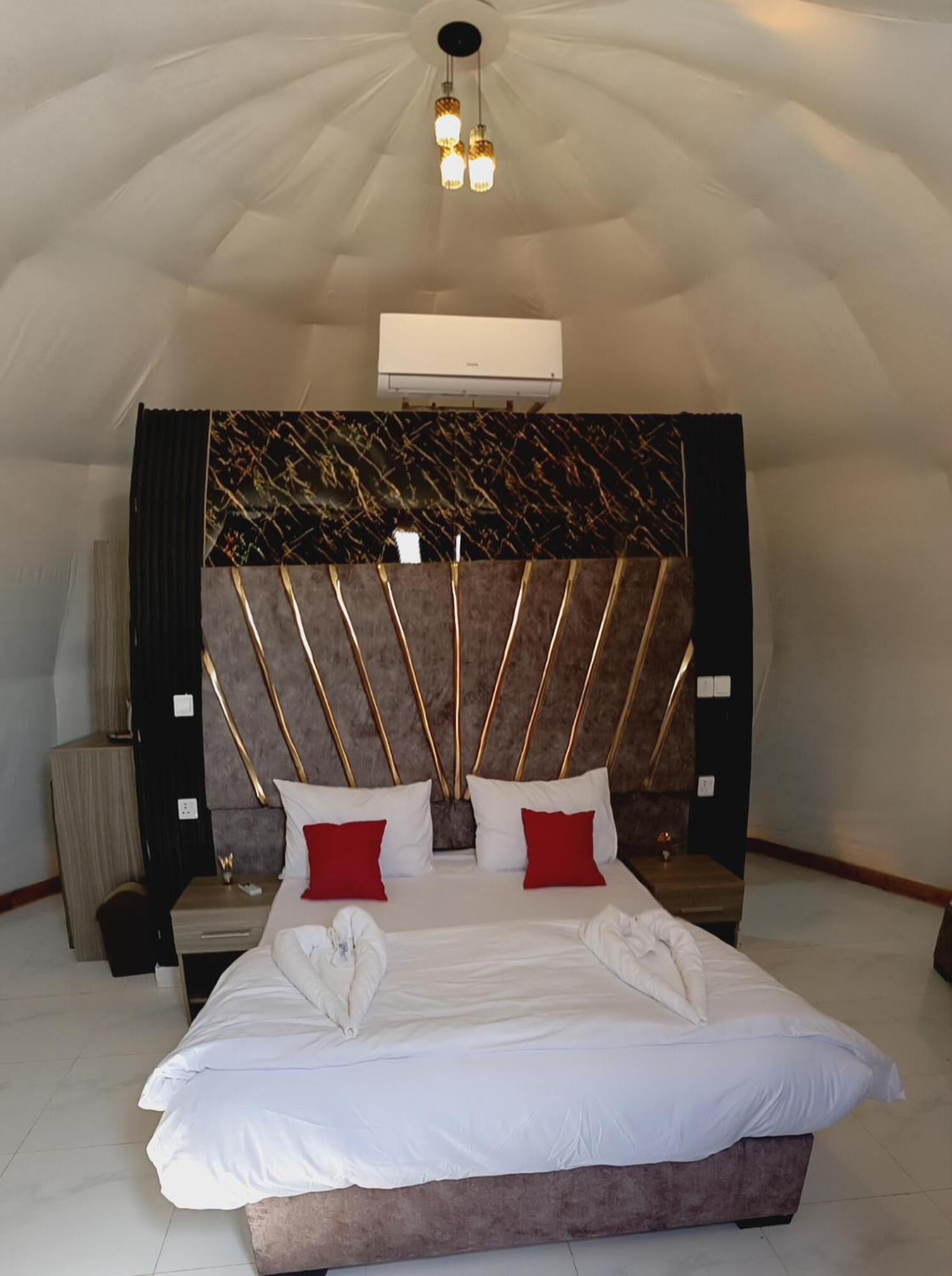 Bed and Breakfast Titanic Camp Wadi Rum Esterno foto