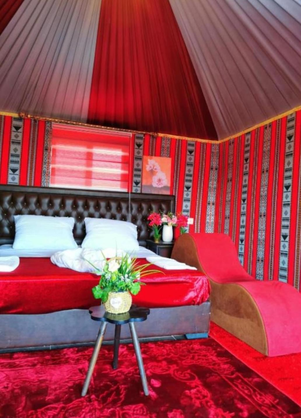 Bed and Breakfast Titanic Camp Wadi Rum Esterno foto